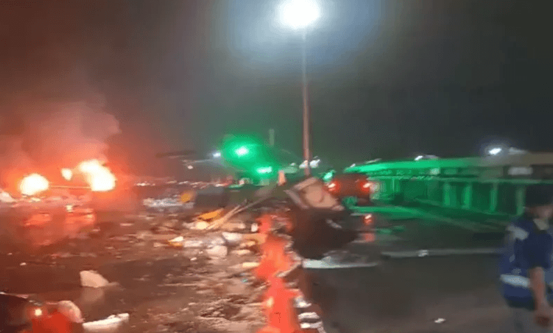 Kecelakaan Mengerikan di Gerbang Tol Ciawi: Truk Rem Blong Hancurkan Bangunan dan Menelan Korban Jiwa